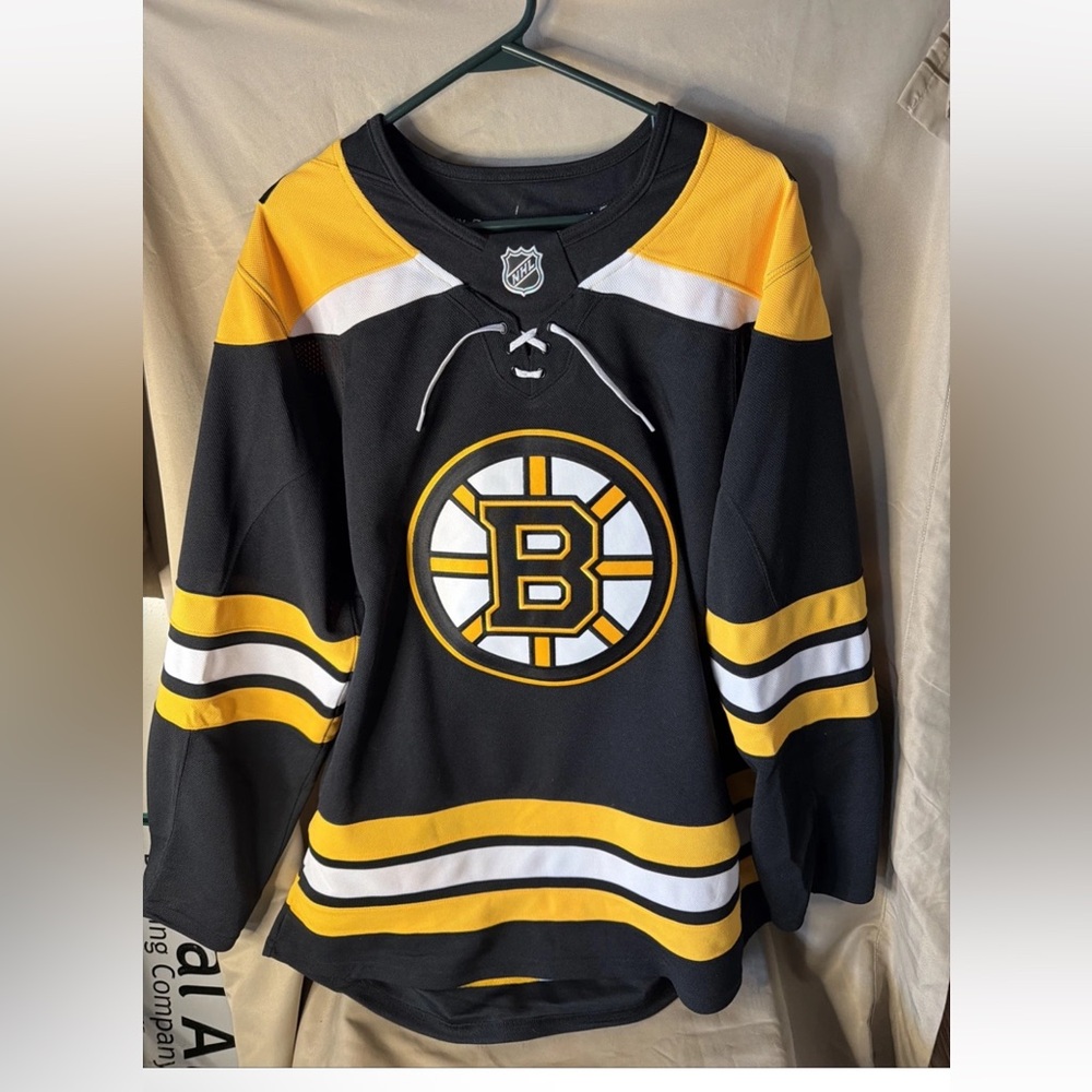 Boston Bruins hockey team home jersey  new without tags 100% original men’s